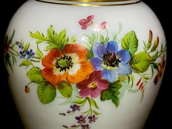 バカラ花瓶で彩る美しい花の饗宴